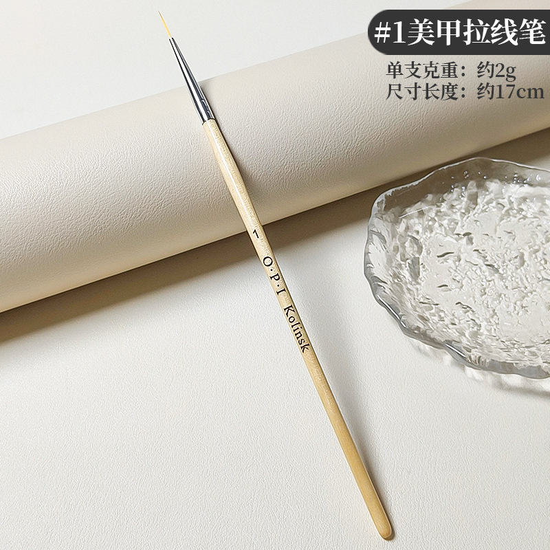 原木の竿の4本の色絵の線は花の筆のネイルブラシのセットのネイルアートの筆の色絵のペンを引きます。|undefined