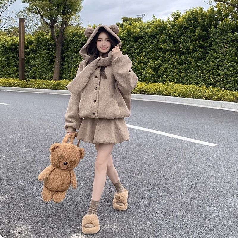 羊羔毛绒连帽小熊外套女2025年秋冬季新款加厚高腰花苞短裙套装