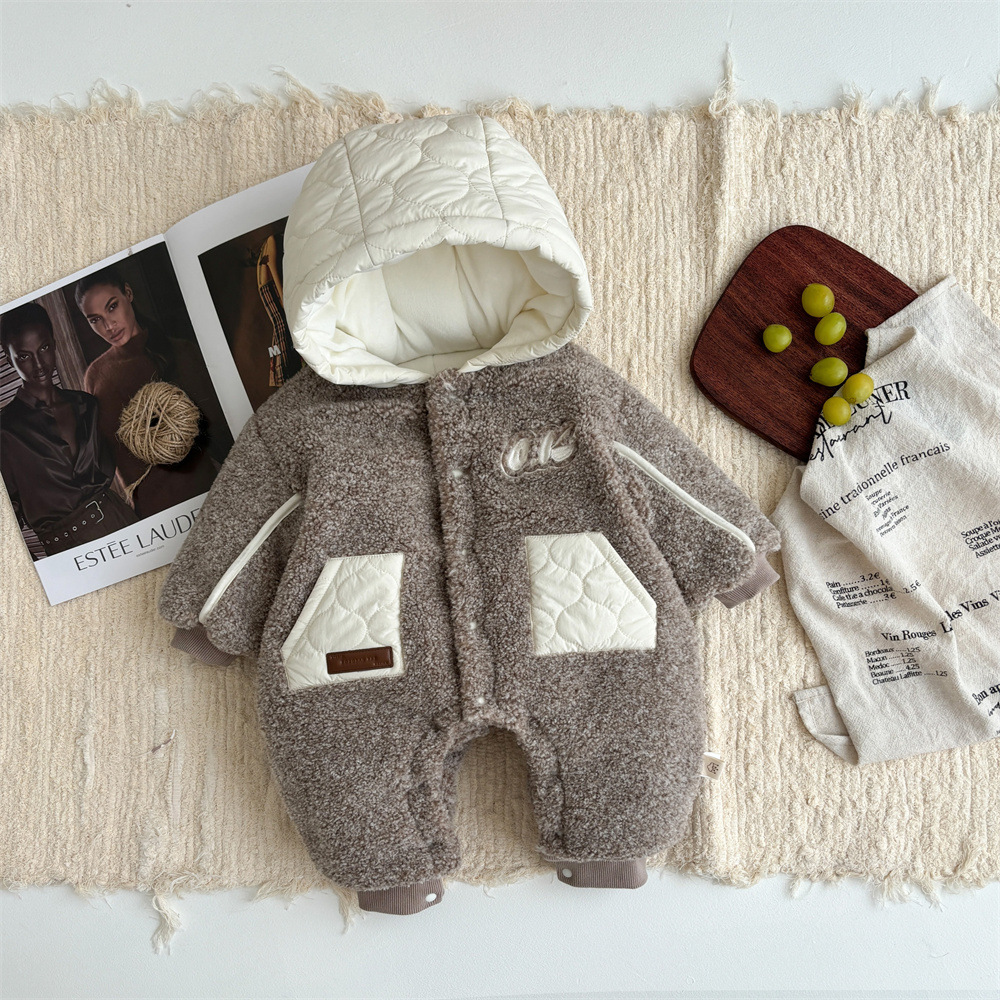 2024 nueva versión de ropa para niños coreanos ropa de invierno para bebés mampara acolchada bebé lindo súper lindo y grueso mono cálido