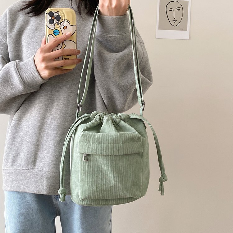 新款条绒布休闲帆布单肩包韩版女士斜挎水桶包文艺复古抽袋束口茜-阿里巴巴