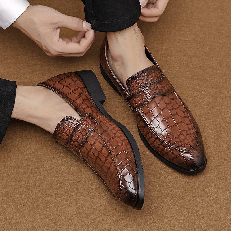 Zapatos de cuero de punta para hombres británicos, zapatos de cuero de barrio barnizado transfronterizos de tamaño grande, zapatos de cuero con patrón de cocodrilo. image 2