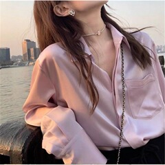 デザイン感のある雰囲気の酢酸サテンの塩系シャツの女性春と秋の大衆シャツのゆったりしたピンクの上着は薄いです。