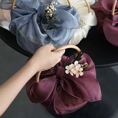韓国式の贈り物のかごの女神の日の結婚する連れ合いの高級な実用的な結婚式のお返しのガーゼの装飾の美しい贈り物