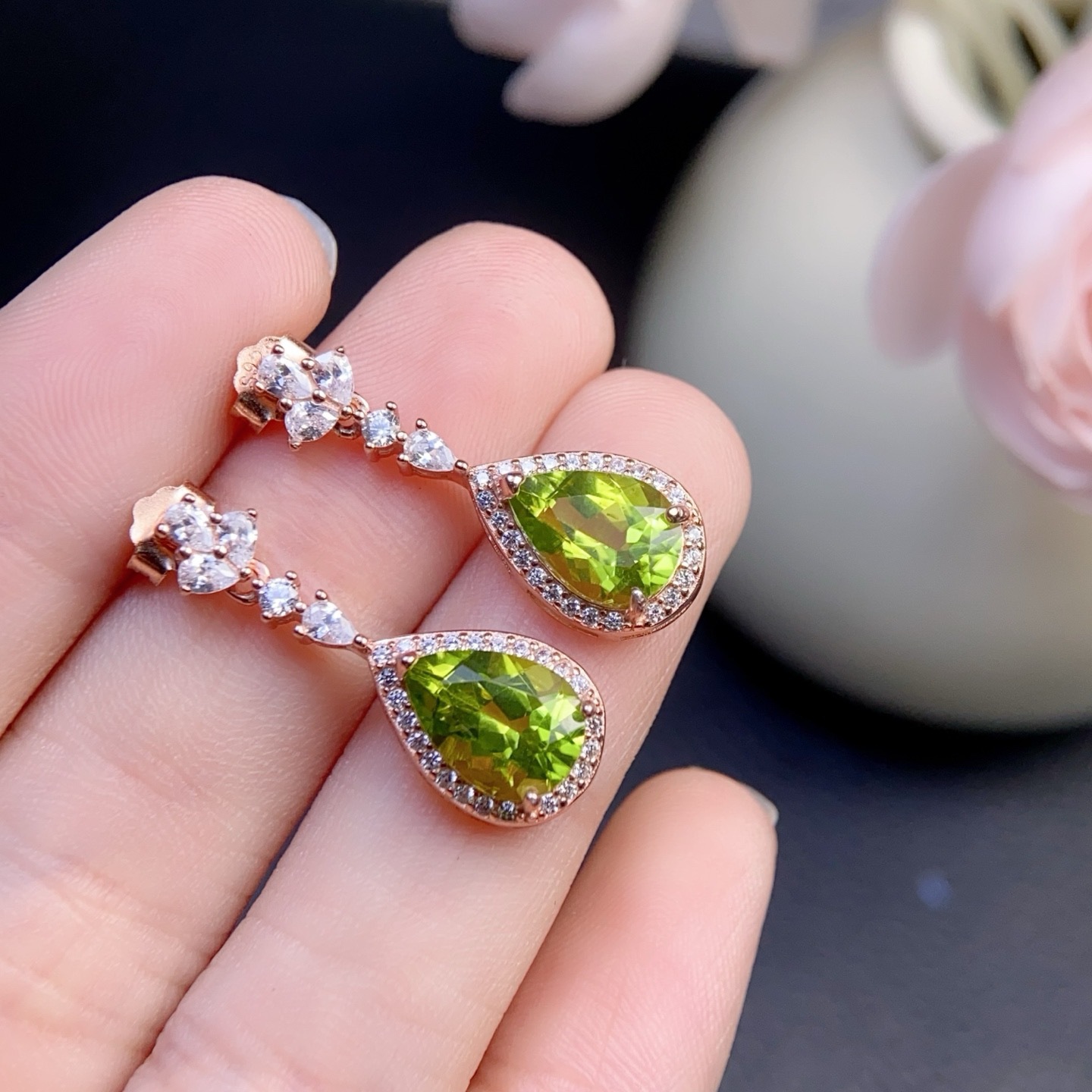 Natural peridot earrings, 925 silver with electroplating, main stone size 7*9mm, natural, supports testing
