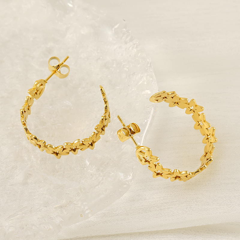 Nuevos pendientes de estrella de cinco puntas huecos de 18 quilates transfronterizos, diseño de nicho femenino, pendientes de personalidad de acero de titanio de moda simple al por mayor