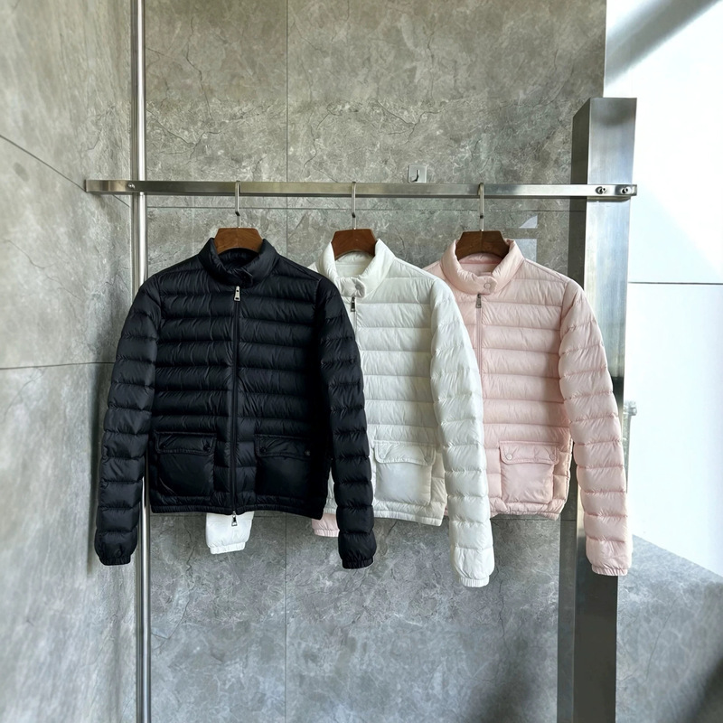 In-Stock High-End Mengjia Brand Women's Slim-Fit down Jacket with Stand Collar, Same Style as Sun Li, Short and Lightweight for Autumn and Winter In-Stock High-End Mengjia Brand Women's Slim-Fit down Jacket with Stand Collar, Same Style as Sun Li, Short and Lightweight for Autumn and Winter
