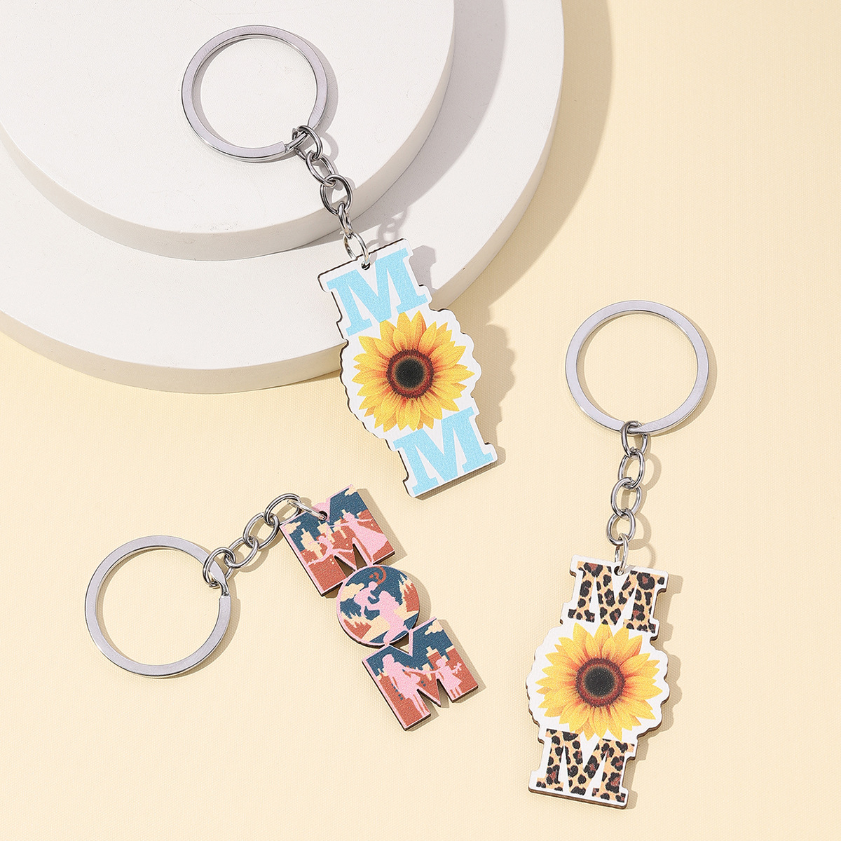 11g Weight Keychain Classification 1 Piece Quantity Casual, Holiday, Daily Occasion Wood Material Mother'S Day Festival Letter, Chrysanthemum Pattern Unisex Gender Pastoral Style Pastoral Letter Chrysanthemum Wood Mother'S Day Unisex Keychain 2