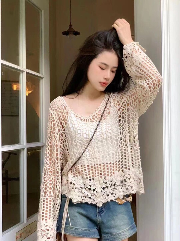 Niche mesh hollow sweater women's early Autumn 2023 new V-neck hot girl fishing net sun protection blouse hole top