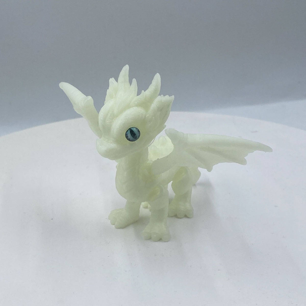 빛나는 녹색 (눈 색깔은 무작위입니다 - 작은 비행 용