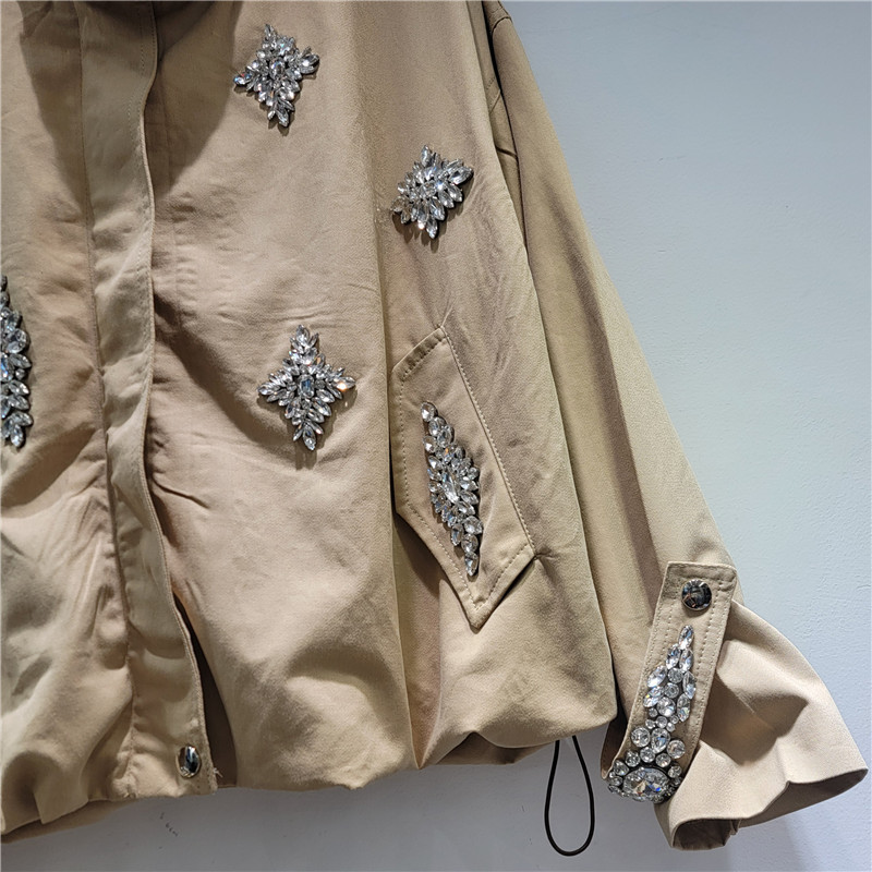 Estación europea 2026 primavera nueva moda europea cuello largo de manga larga con diamantes abrigo corto para mujeres