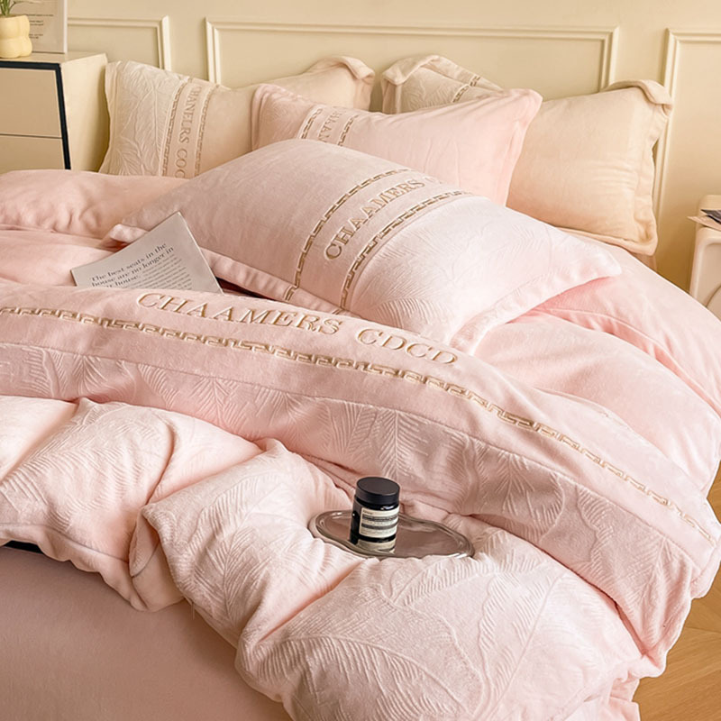 Cama de terciopelo de leche tallada de cuatro piezas 2024 nuevo estilo invierno engrosamiento coral funda de edredón sábana más terciopelo traje de tres piezas