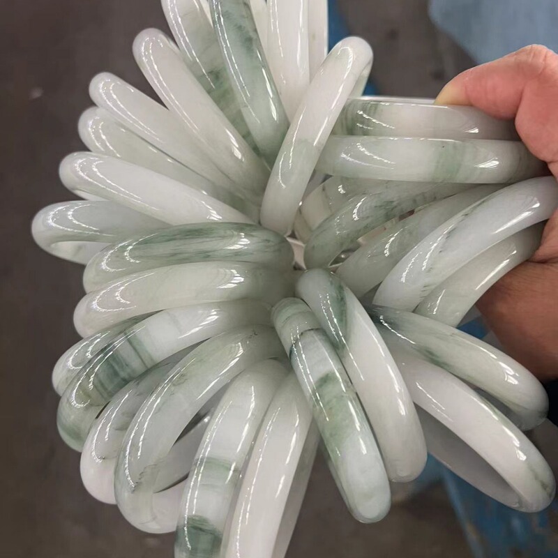 A generation of natural Xinjiang gold silk jade Tianshan emerald bracelet floating flower jade bracelet jade color ice jade beauty