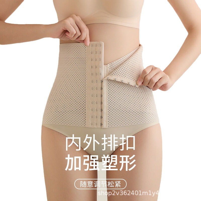 ベルトを締めて女性がダイエットして腹を収めます。|undefined