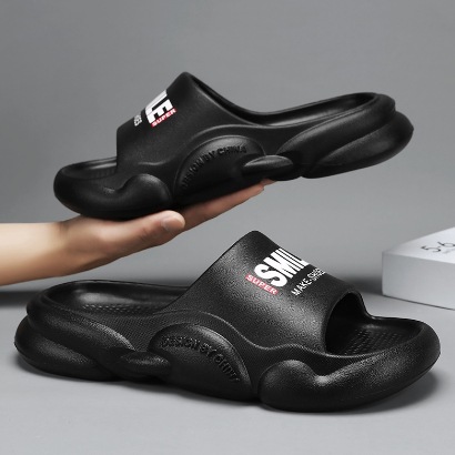 Zapatillas para hombres 2024 nuevo tipo de verano para pisar mierda sensación de fondo grueso zapatillas frías para hombres al aire libre sandálias deportivas de playa antideslizantes