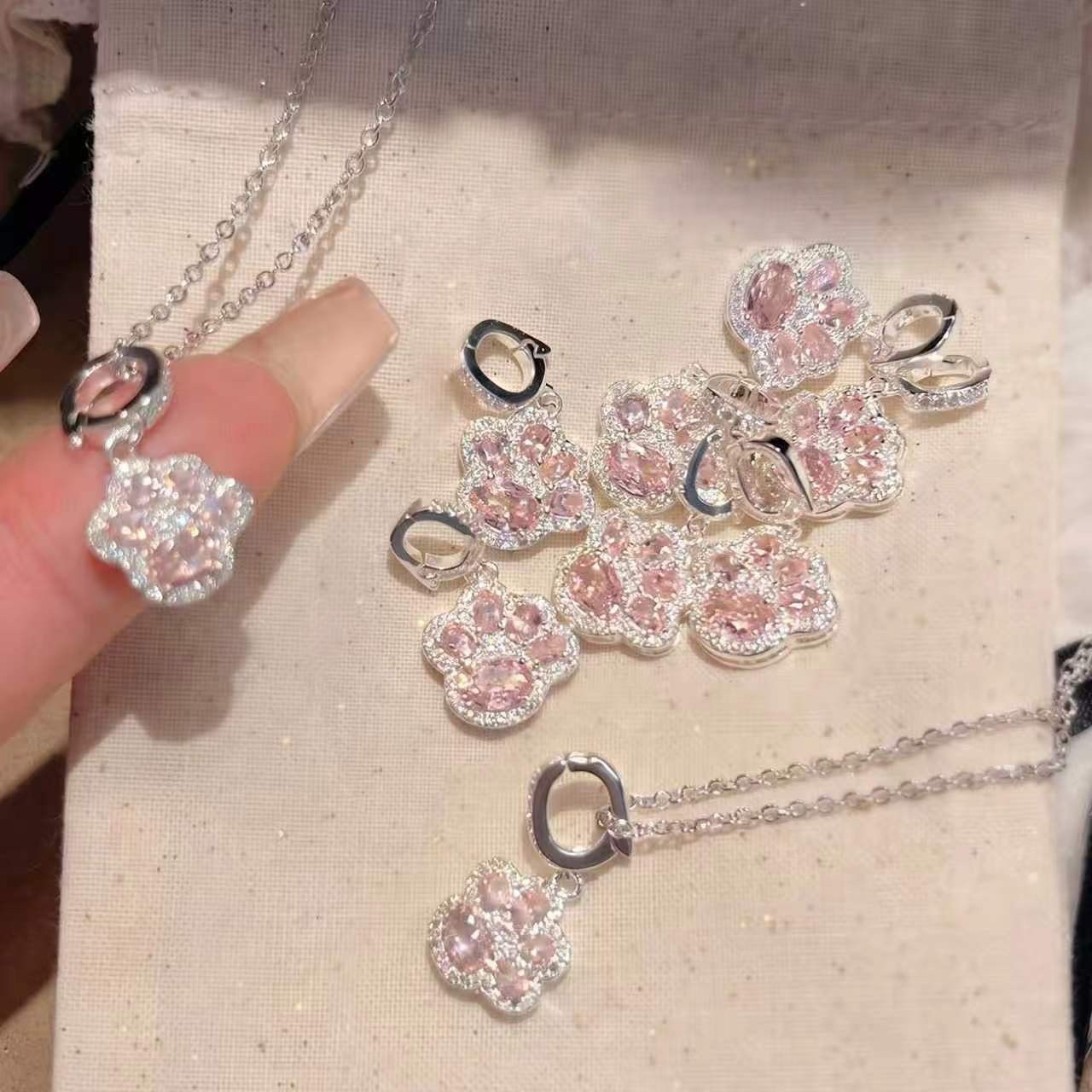 New sparkling pink diamond-encrusted silver-plated cat paw pendant necklace, niche light luxury sweet style exquisite collarbone chain