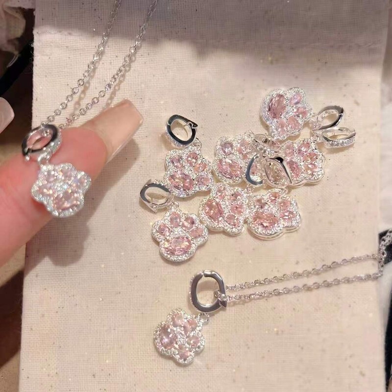 New sparkling pink diamond-encrusted silver-plated cat paw pendant necklace, niche light luxury sweet style exquisite collarbone chain New sparkling pink diamond-encrusted silver-plated cat paw pendant necklace, niche light luxury sweet style exquisite collarbone chain