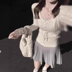 フランス式の純欲風の透かし彫りの長袖は腰を収めて底のシャツの女性の春秋の中で高級感のbmの修身のニットの上着を掛けます。