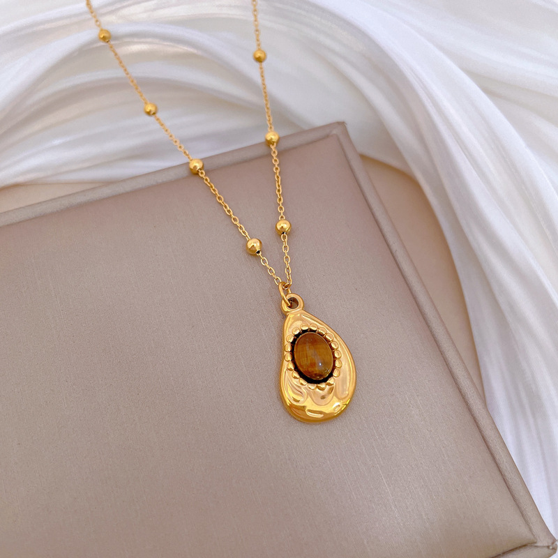 Collier minimaliste en or pour femme design et élégance_voghion.com