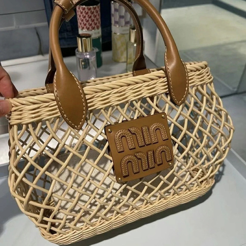 小红书网红2024夏新款镂空草编包纯手工藤编菜篮子字母单肩斜跨包