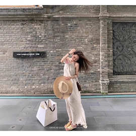 绝美气质轻熟挂脖吊带连衣裙复古小众设计高级感夏季修身显瘦长裙