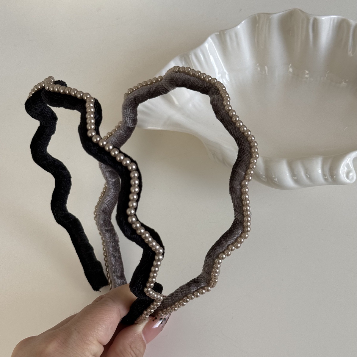 Autumn&Winter Season Pearl Velvet Wave Hairband Simple Autumn Winter Asymmetric Women's Hair Clip Hair Accessory