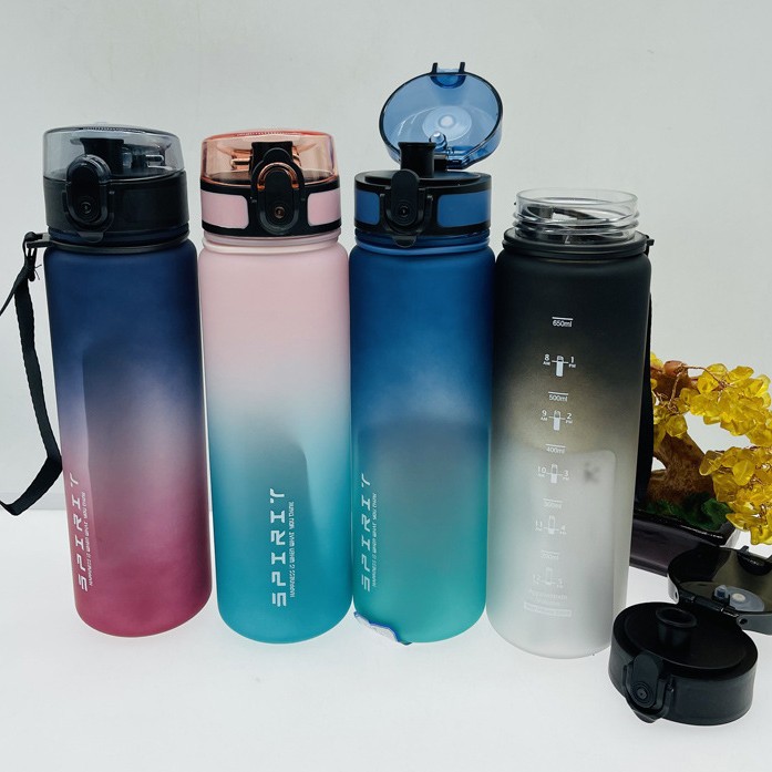 Amazon venta caliente deportes espacio taza de plástico esmerilado con barrera de té taza de agua portátil graduada para estudiantes masculinos y femeninos