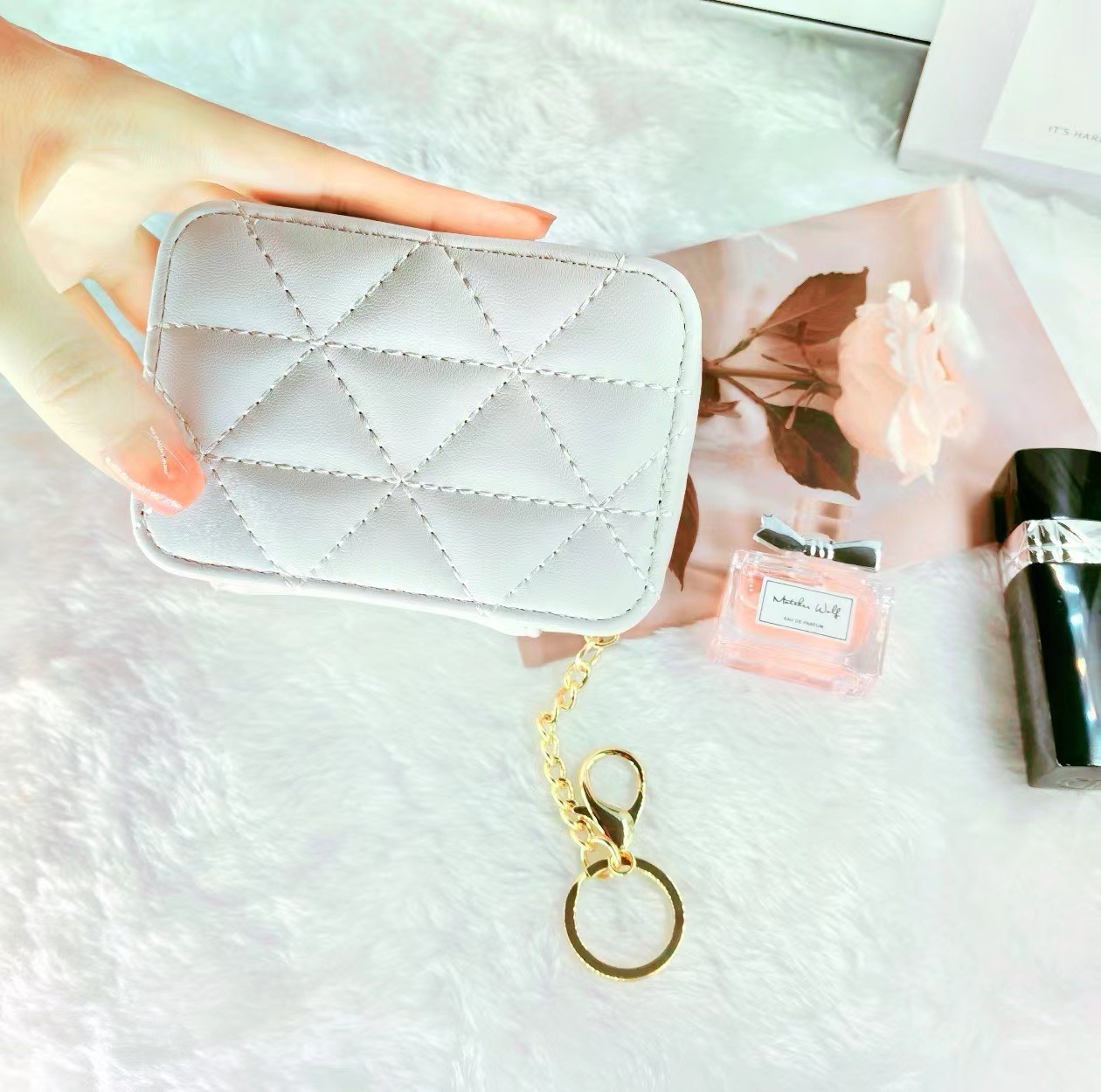 흰색 삼각형 자수 실