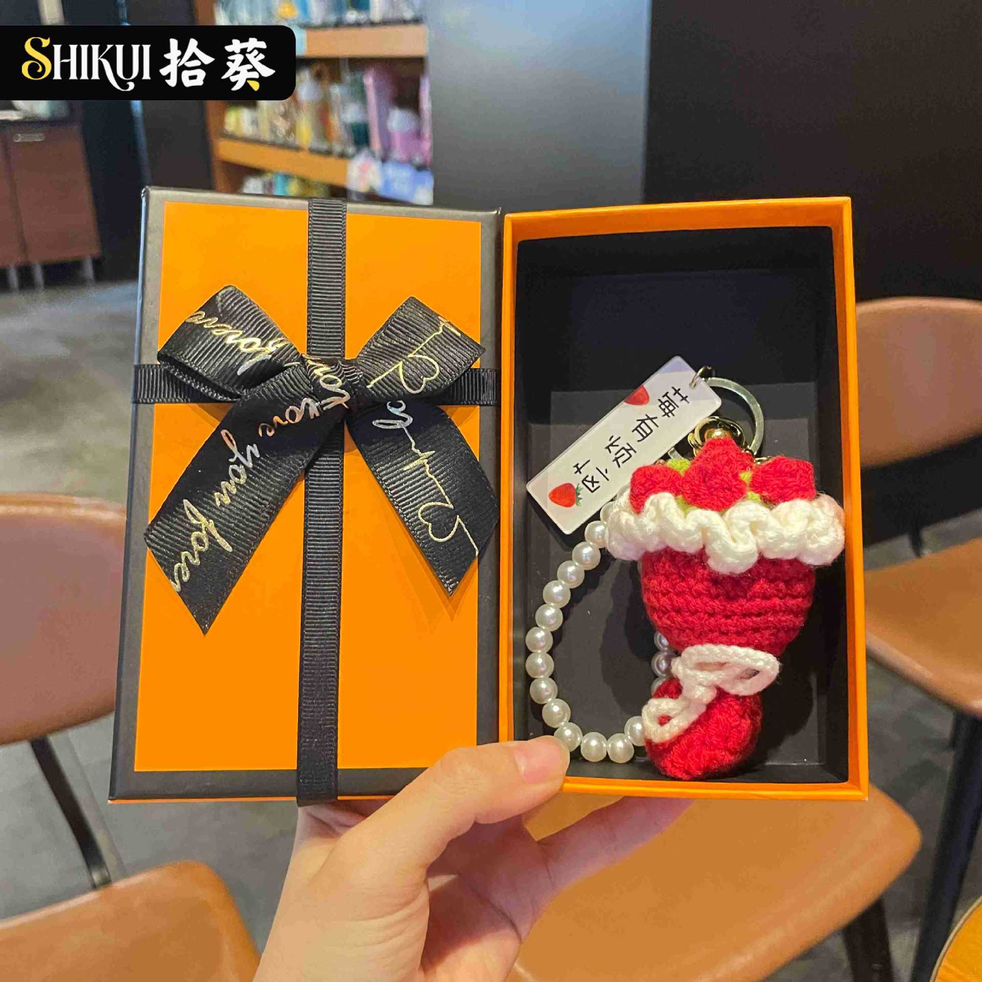 Red chain pearl, orange gift box