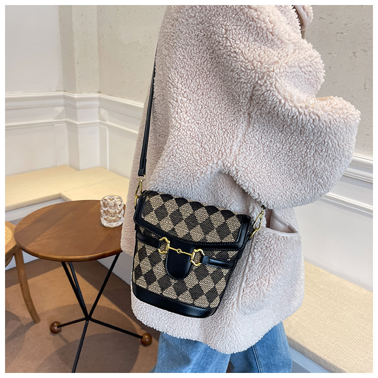 Retro Minority Design Crossbody Bag 2021 New Bags Women's High-grade Autumn And Winter Fashion All-matching Bucket Bag display picture 5