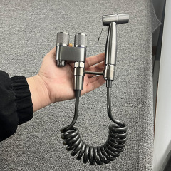 ステンレスの銃の灰色の便器の友達のスプレーガンの家庭用増圧一進二出のトイレの洗浄器のトイレのスプレーガン