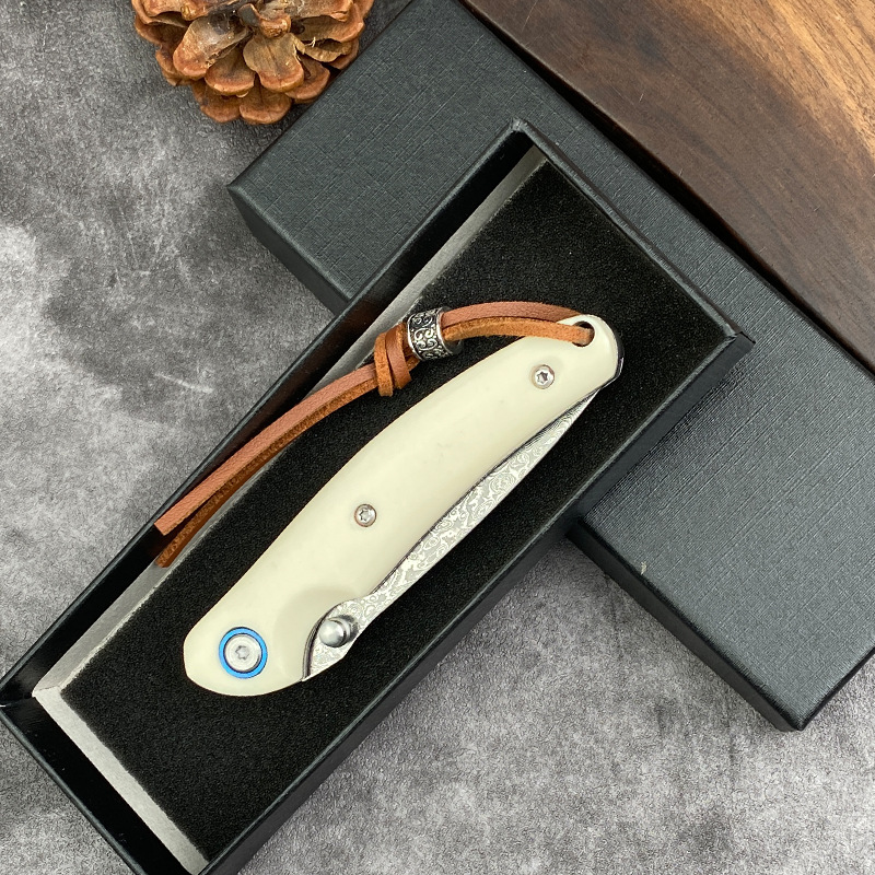 상자가 있는 흰색 접이식 칼