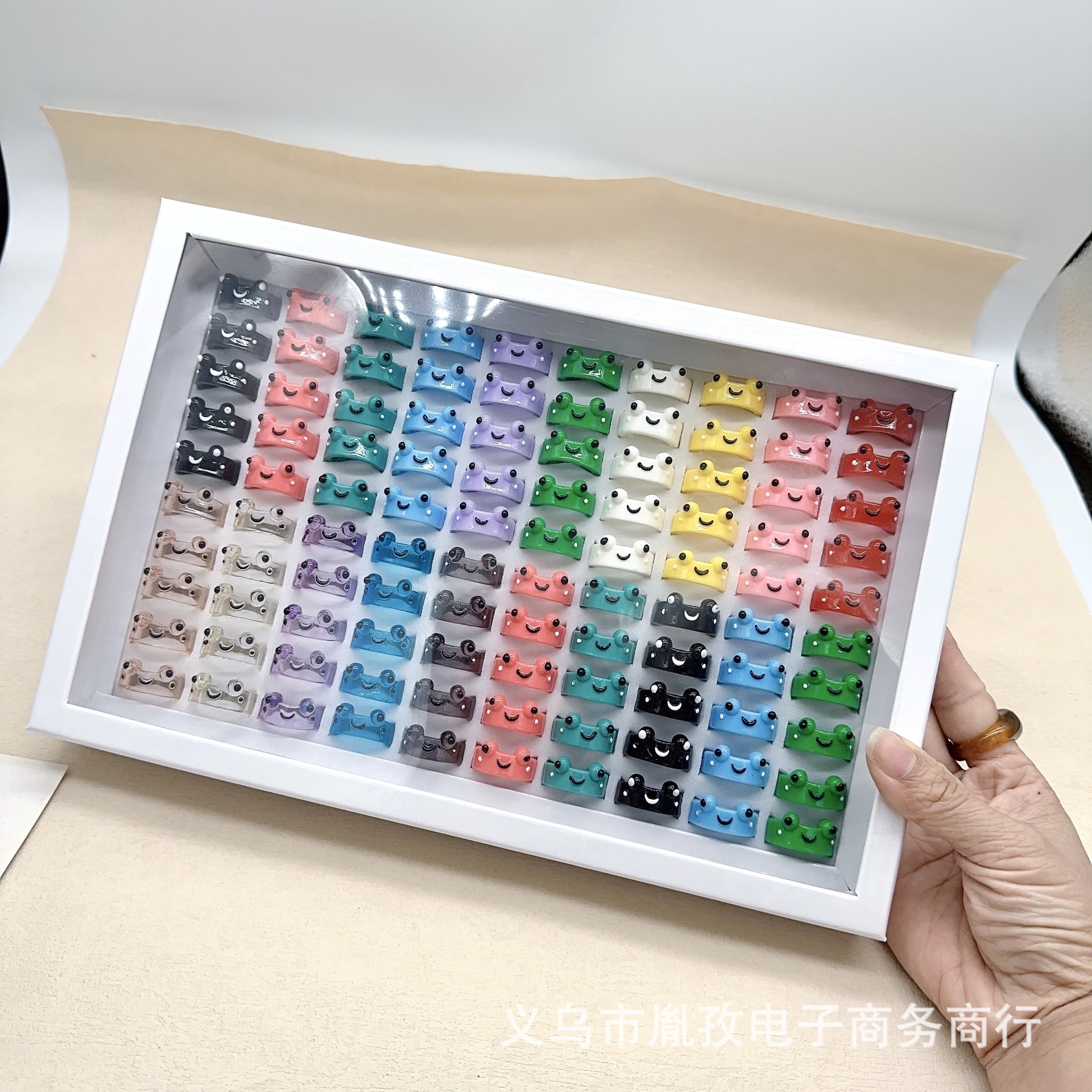 Anillo de resina de rana 100 en caja color mezclado transfronterizo Venta caliente colorido personalizado animal de dibujos animados lindo anillo