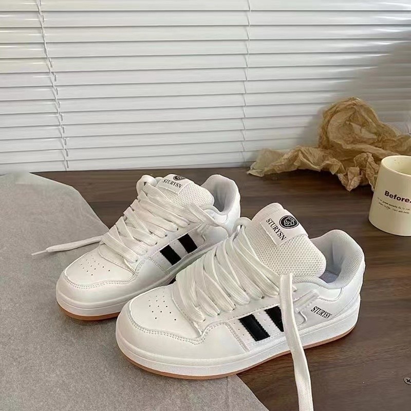2026 primavera y otoño nuevos zapatos blancos casuales de estudiantes coreanos de moda universal diseño de dopamina zapatos de pan mujer