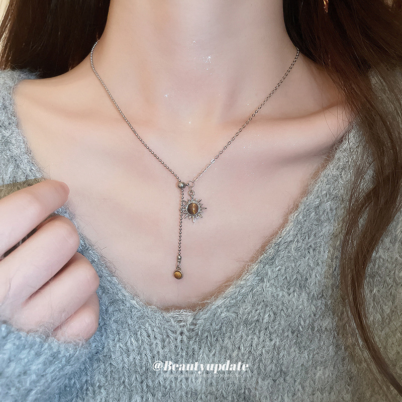 Collar colgante de girasol estilo ojo de tigre, cadena de clavícula de temperamento de lujo ligero, personalidad de estilo antiguo, joyería de cadena de cuello de sentido avanzado