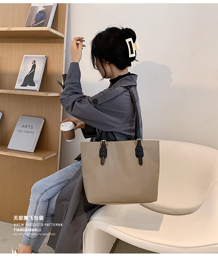 Large Capacity Fashion Shoulder Bag display picture 3