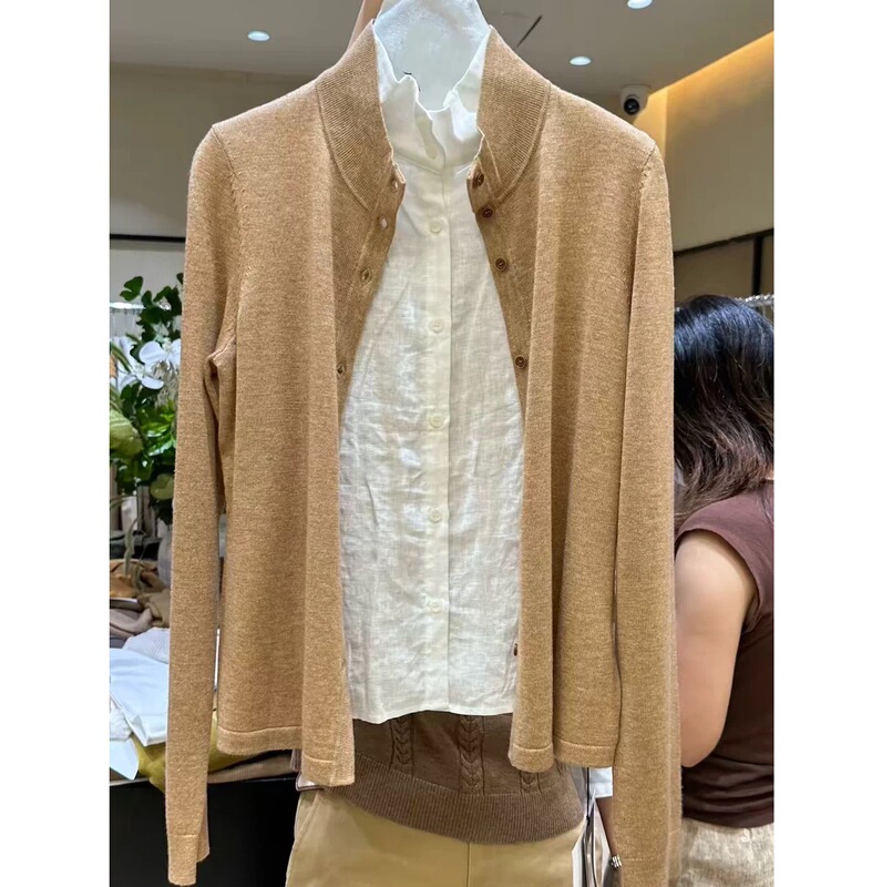 New early autumn collection: a stylish, high-end wool and linen blend cardigan with a stand-up collar, featuring color-blocked patchwork and a faux two-piece design New early autumn collection: a stylish, high-end wool and linen blend cardigan with a stand-up collar, featuring color-blocked patchwork and a faux two-piece design
