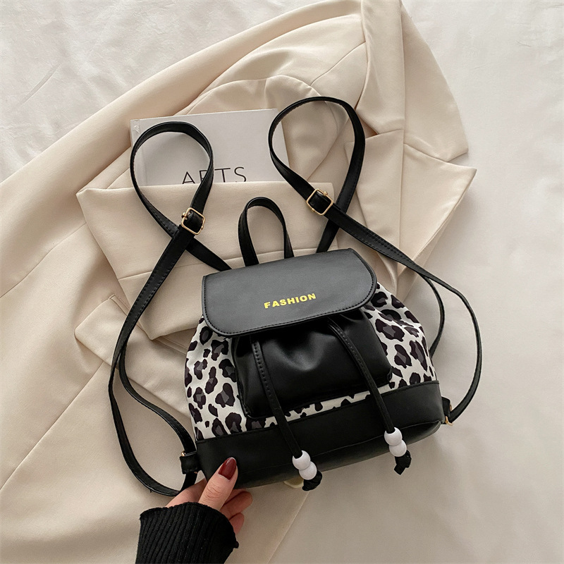 Bolso para mujeres 2024 nueva mochila retro de gran capacidad de moda versátil otoño invierno mochila de aire extranjero popular este año