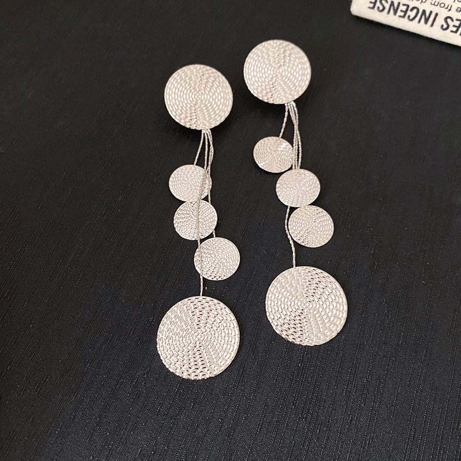 Agujas de plata transfronterizas redondas de textura aretes de bordas metalles europeos y estadounidenses pernos de aretes personales fríos exagerados aretes image 7