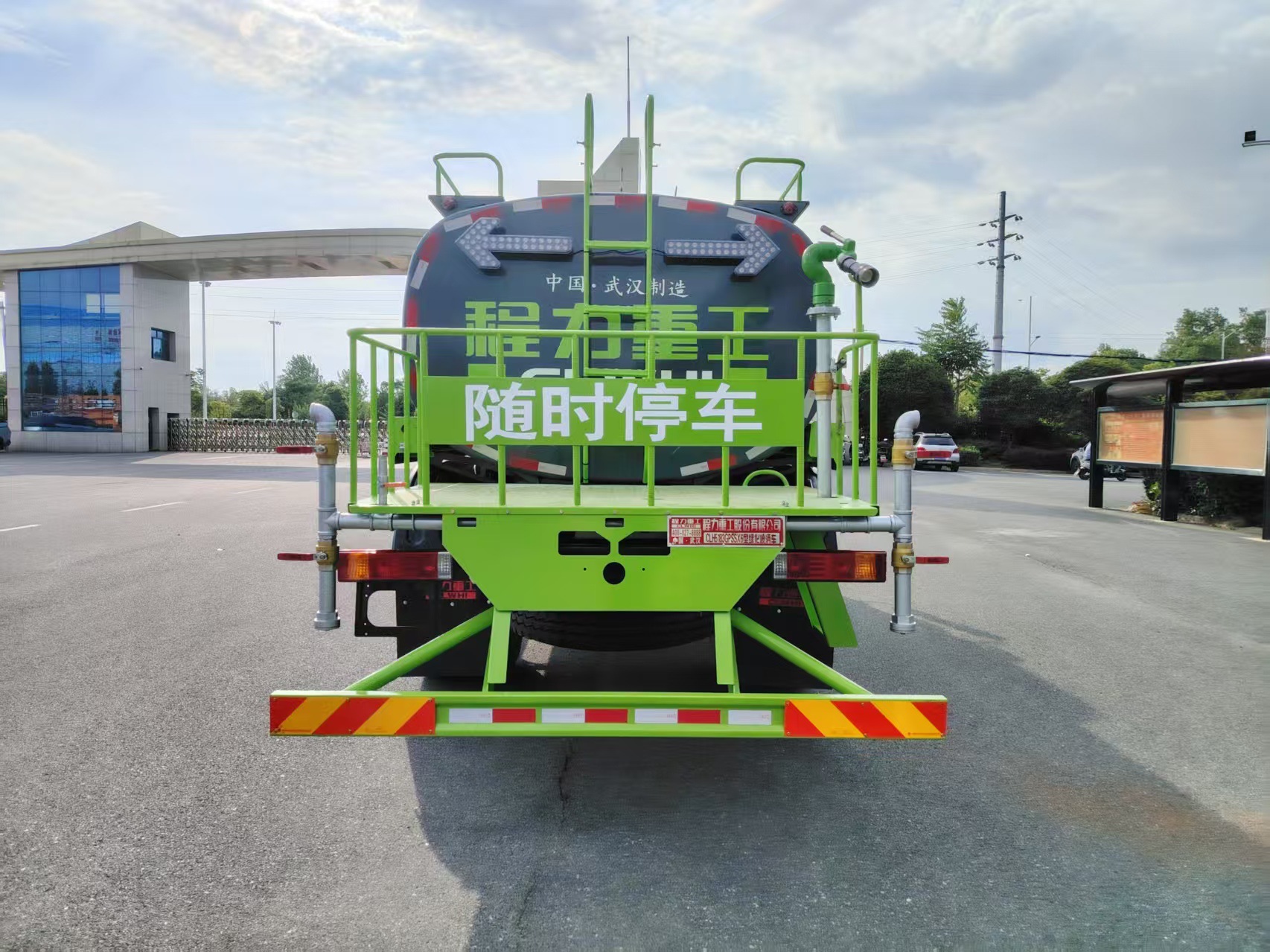 Chengli sprinkler truck manufacturer: Shacman Delong 12-ton and 15-ton models with optional front-mounted fog cannon for foreign trade