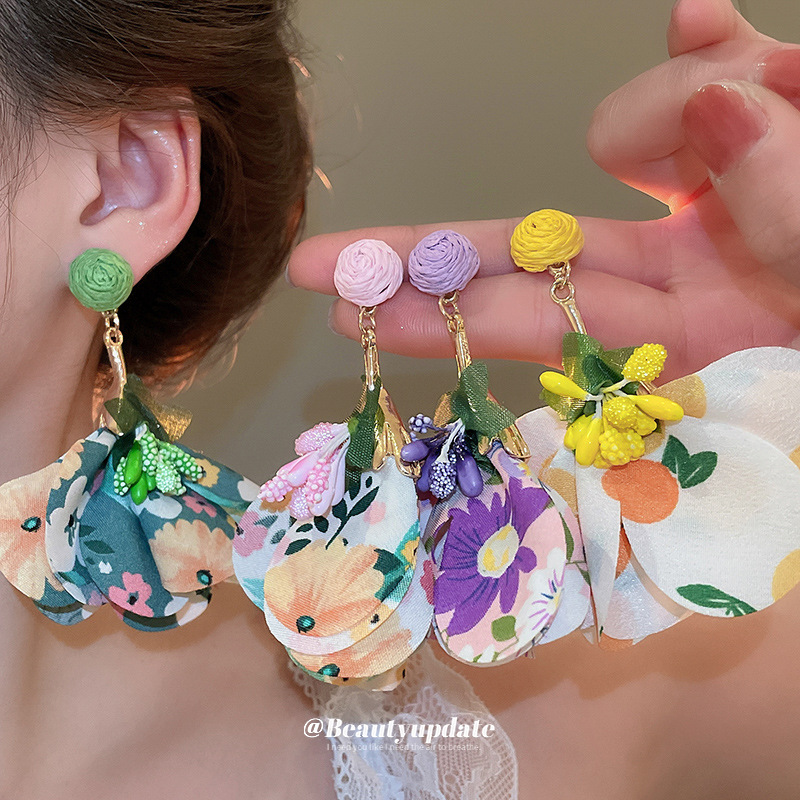 Pendientes de borla de flores de tela de rafio Pendientes de temperamento de estilo de vacaciones junto al mar Pendientes de lujo ligero de nicho para mujer