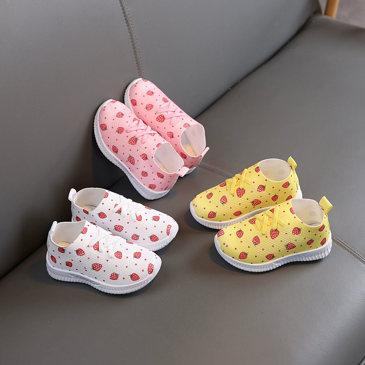Новая девушка милая клубника весна и осень дышащая детская обувь мягкая подошва удобная одна нога анти-скользкая яркая плоская обувь