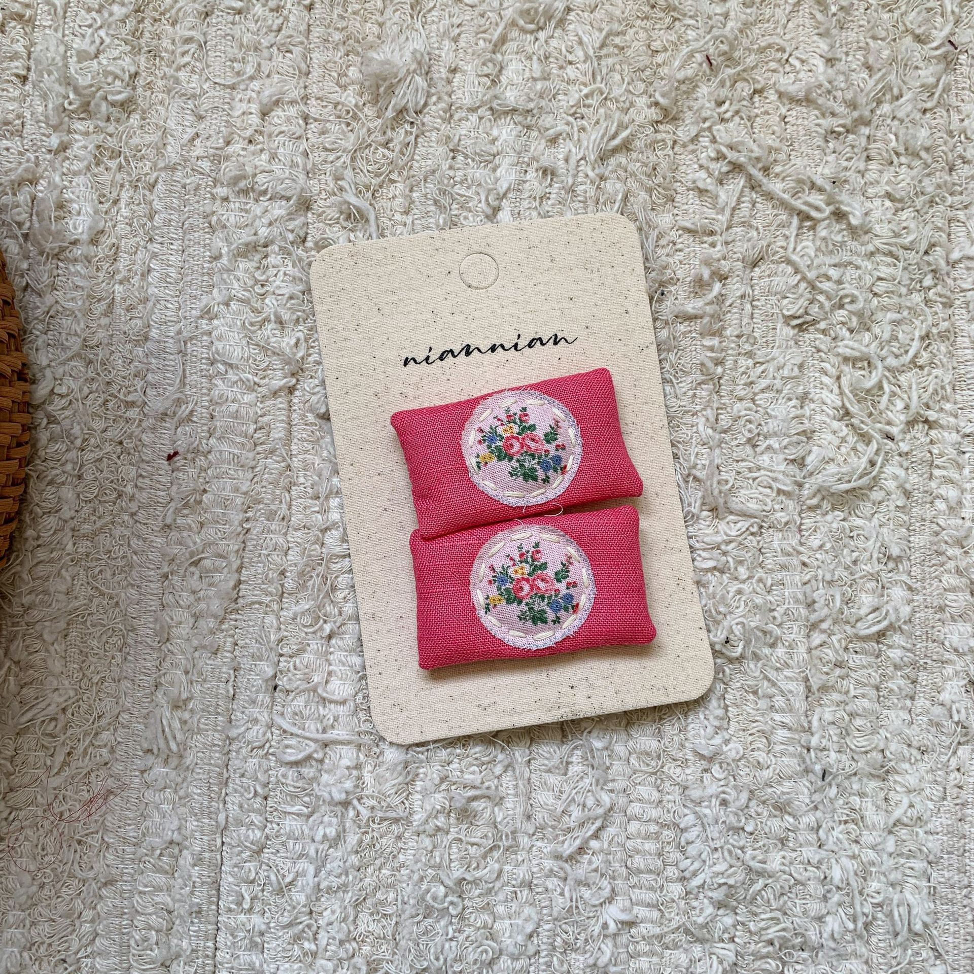 Flores rojas rotas