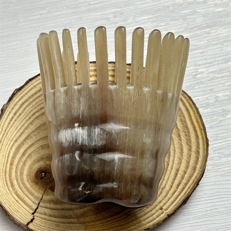 牛の角を洗って頭を洗うマッサージ器の手をつかんでマッサージします。|undefined