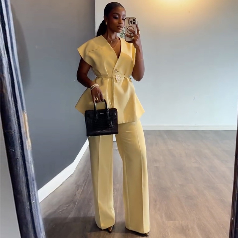 Damenmode: Set aus kurzem, ärmellosem Top mit V-Ausschnitt, Bindegürtel und weit geschnittener Hose im europäischen und amerikanischen Stil für den Frühling_voghion.com