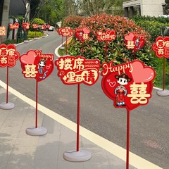 格のバラの結婚の道は標識のkt板の道路標識を導いて農村の庭を飾って団地の入り口を配置して標識の結婚式を導いています。