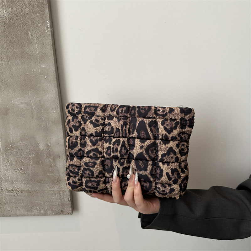 Bolsa de maquillaje de nicho, bolsa de maquillaje de imprenta de leopardo, bolsa de mano de moda europea y americana, gran capacidad, alta calidad de tela, bolsa de almacenamiento de bordado de cuadrillas