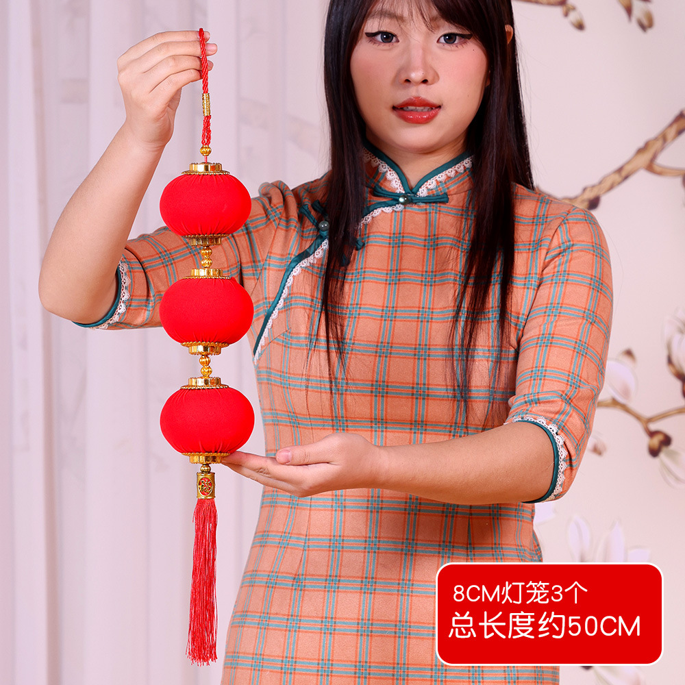 3 последовательных полностью красных фонаря средней длины.