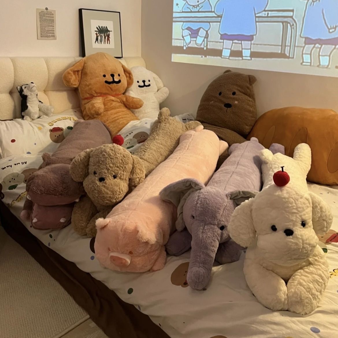 강아지 긴 베개, 귀여운 하마 인형, 토끼 플러시 장난감, 고양이 침대, 소녀의 다리 사이에 누워있는 인형