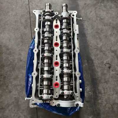 Engine assembly engine is suitable for