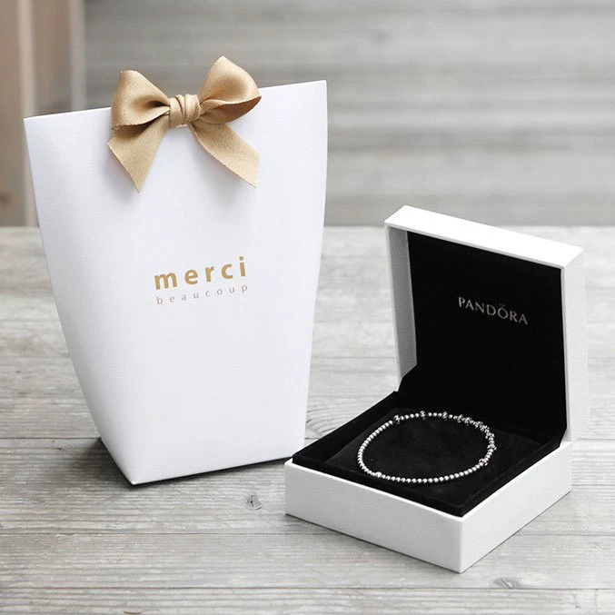 Белая складная подарочная коробка с тиснением фольгой, в наличии, вертикальное тиснение, нейтральный стиль — без ленты, специальная белая карточка.